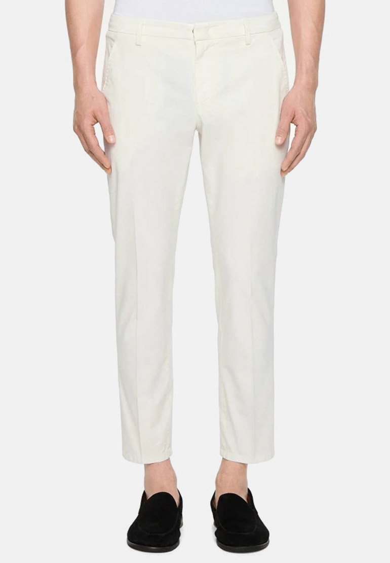 Pantaloni di cotone bianchi con una vestibilità slim, caratterizzati da una parte anteriore piatta e tasche laterali, abbinati a mocassini in suede neri. Texture liscia.