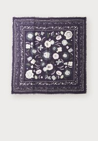 Mørk lilla blomsterscarf med hvide, grønne og lyseblå blomstermønstre. Frynsede kanter med en dekorativ kantdetalje. Firkantet form.