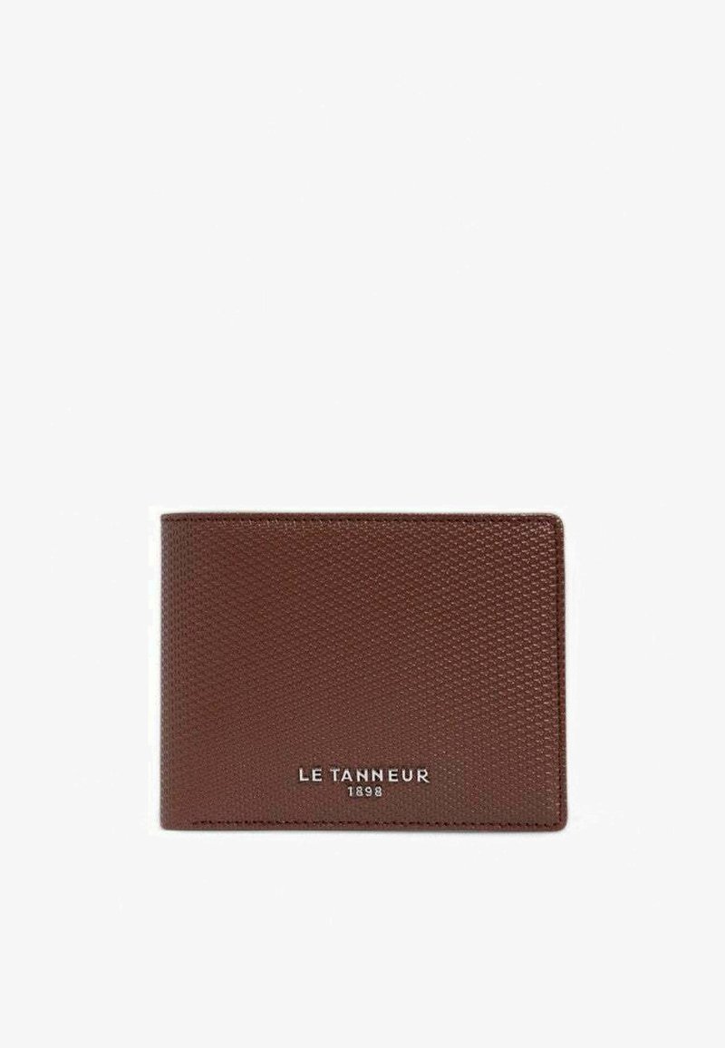 Portefeuille en cuir marron avec une finition texturée, arborant un logo argenté "LE TANNEUR 1898" en bas. Design pliable en deux, forme compacte.