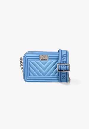 Sac bandoulière matelassé bleu clair avec chaîne argentée, sangle bleue réglable portant l'inscription « Marc Ellis » et plaque logo argentée à l'avant.
