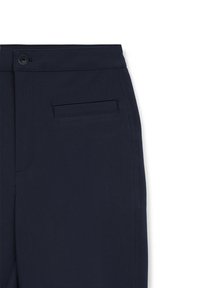 Pantaloni blu navy con chiusura a bottone, design frontale piatto e una tasca posteriore singola di forma rettangolare e superficie liscia.