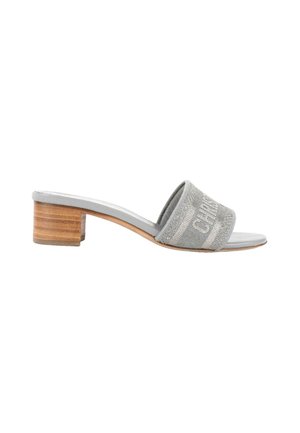 Sandale mule grise avec un petit talon en bois superposé et une large sangle en tissu brodée d’un logo de créateur.