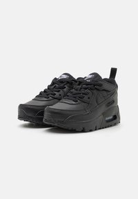 Mustad nahast tossud tekstureeritud ülemise osa, pehmendusega krae, paeltega sulgemine ja nähtav õhkpatjadega tald. Nike bränding keeles ja külgedel.