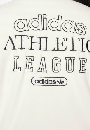 Biały materiał z czarnym haftowanym napisem "adidas ATHLETIC LEAGUE" oraz małym logo adidas z symbolem trefoil poniżej.