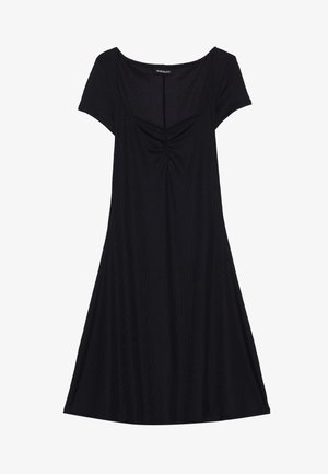 Robe noire en A à manches courtes, texture côtelée, décolleté carré et détail froncé au centre devant. Matériau doux.