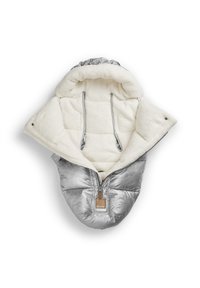Sølvgrå baby sovepose med hvid fleece-foring, hætte, lynlås foran og Elodie mærke på lynlås trækkeren.