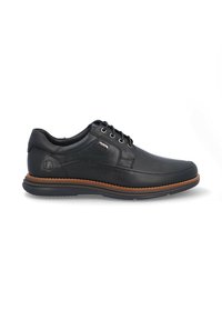 Zapato de cuero negro con puntera redondeada, diseño con cordones y detalles de costura. Presenta una suela texturizada y un acento marrón claro alrededor de la base.
