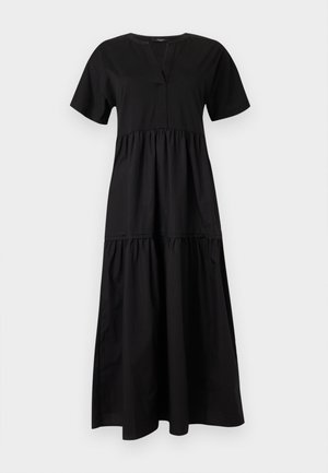 Μαύρο midi φόρεμα με κοντά μανίκια, φούστα με βολάν και V-λαιμόκοψη σε απλό λευκό φόντο.