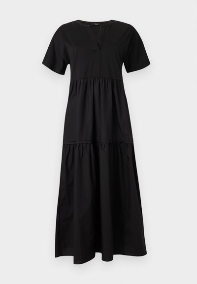 Μαύρο midi φόρεμα με κοντά μανίκια, φούστα με βολάν και V-λαιμόκοψη σε απλό λευκό φόντο.