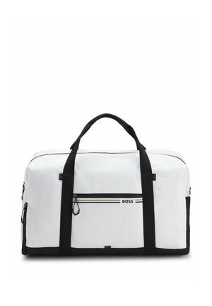 Bolsa de viaje blanca y negra con bolsillo frontal con cremallera y asas negras, con la marca "BOSS" en la zona de la cremallera del bolsillo frontal.