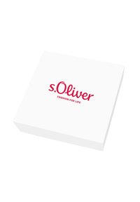 Caja blanca con el nombre de la marca "s.Oliver" en cursiva roja y el texto "MODA PARA LA VIDA" debajo, todo en la superficie superior.