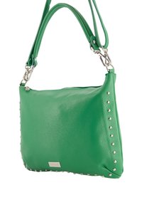 Groene leren handtas met een gestructureerd oppervlak, voorzien van zilveren studs langs één kant en een afneembare schouderband met metalen hardware.