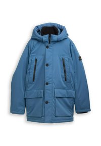 Plava podstavljena parka jakna s kapuljačom, koja ima crne džepove sa ziperom, velike prednje džepove i dugmetom zatvaranje. Tekstilirani materijal za izolaciju.