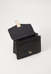 Borsa a spalla in pelle sintetica trapuntata nera con hardware dorato, chiusura a patta e interni con motivo. Presenta un design compatto.