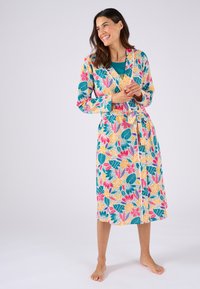 Robe con stampa floreale caratterizzata da colori vivaci come fucsia, turchese e giallo, realizzata in un tessuto leggero. Include una cintura in vita e maniche lunghe.