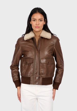 Veste bomber en cuir marron avec un col en shearling, des poignets et un ourlet côtelés ; dotée de deux poches sur le devant et d'une fermeture éclair sur le devant.