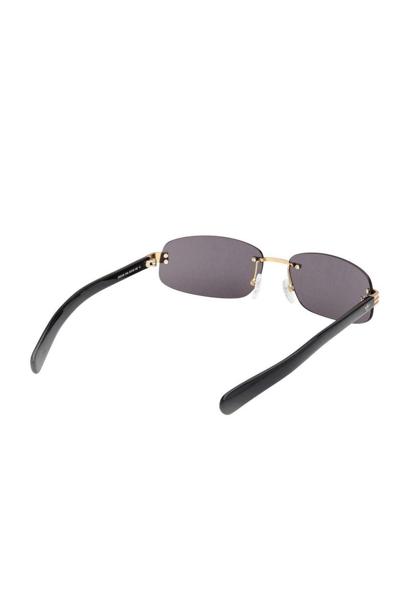 Lunettes de soleil avec des verres gris foncé, des accents en métal doré et des branches en plastique noir. Présentent des verres en forme ovale et des plaquettes de nez transparentes pour le confort.