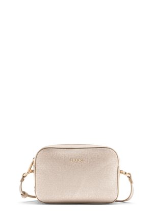 Bolso cruzado Liujo en color beige metálico, de forma rectangular. Fabricado en material texturizado con un acento de logotipo dorado. Incluye correa ajustable.