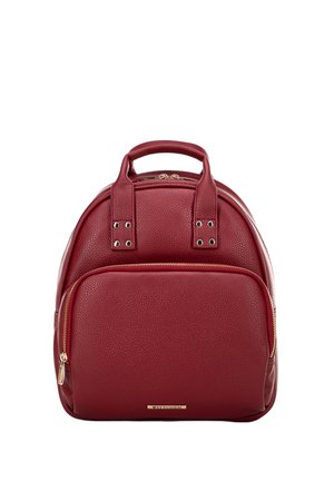 Roter Leder-Rucksack mit strukturierten Oberflächen, zwei oberen Griffen, einer vorderen Reißverschlusstasche und goldenen Hardware-Akzenten. Oberer Verschluss mit Reißverschluss.