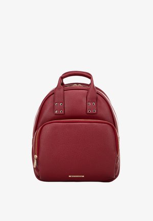Roter Leder-Rucksack mit strukturierten Oberflächen, zwei oberen Griffen, einer vorderen Reißverschlusstasche und goldenen Hardware-Akzenten. Oberer Verschluss mit Reißverschluss.