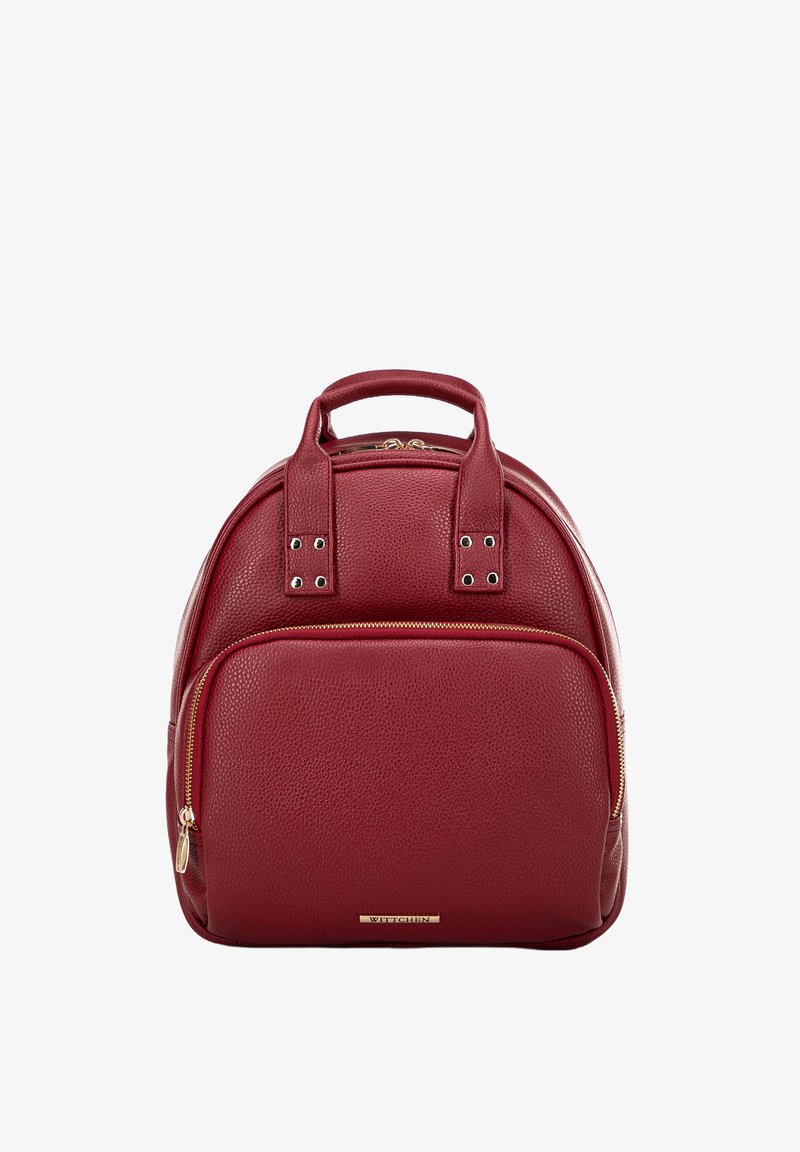 Rode leren rugzak met een gestructureerd oppervlak, twee bovenhandvatten, een voorzak met rits en gouden hardwareaccenten. Bovenopening met ritsluiting.
