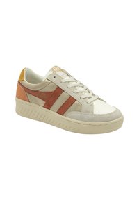 Sneaker atletico beige con strisce in suede arancione, dettagli bianchi e suola in gomma testurizzata. Presenta un design con lacci e un colletto imbottito.