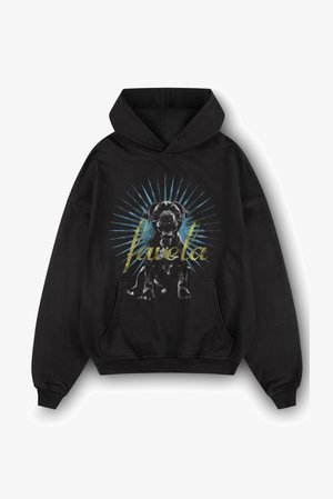 Must kapuutsiga dressipluus, millel ees tasku. Kattel on koera pilt ja sõna "favela" kollases värvitoonis, taustal sinised kiired.