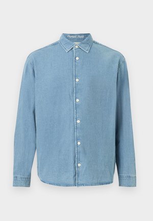 Lichtblauwe denim lange mouw knoophemd met kraag en witte knopen, weergegeven tegen een effen witte achtergrond.