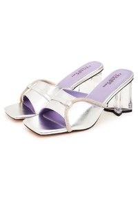 Sandales à talons ouverts en argent avec bouts carrés, talons en bloc transparents, semelles intérieures lavande et ornements en strass sur les brides.