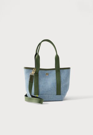 Gaiši zila auduma iepirkumu soma ar tumši zaļām rokturiem un noņemamu plecu siksnu, zelta aizdari un mazu priekšējo kabatu.