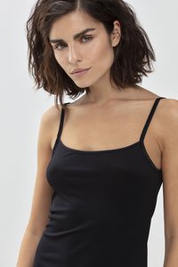 Top nero senza maniche realizzato in morbido cotone, caratterizzato da un design aderente e una scollatura quadrata con minimi dettagli di cucitura.