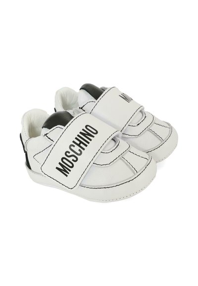 Scarpe in pelle bianca con accenti neri e logo, dotate di cinturini in velcro, punta rotonda e cuciture a contrasto. Fodera interna morbida imbottita.