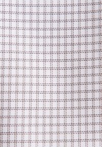 Gros plan sur un tissu blanc avec des lignes fines noires régulièrement espacées formant un motif de petites carrés dans une texture tissée.