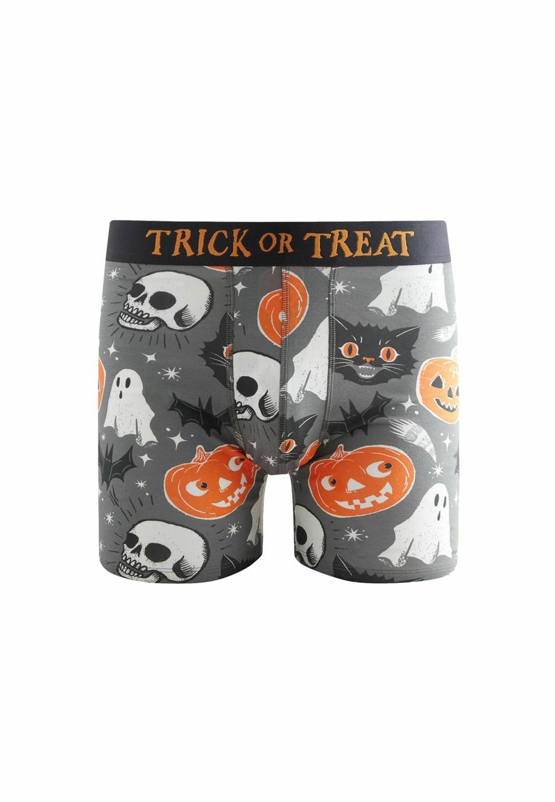 Bomulds boxer briefs med grå baggrund, prydet med et Halloween-motiv af kranier, græskar, spøgelser og en sort kat; orange elastik med teksten "TRICK OR TREAT."