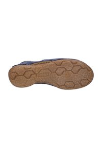 Semelle de chaussures en caoutchouc brun avec un motif de bande de roulement hexagonal. L'empeigne est en tissu bleu marine avec une finition texturée et des détails de couture.