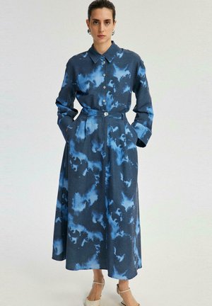 A LINE TIE-DYE  - Dolgo krilo - blue