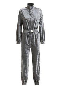 Mono metálico gris con mangas largas, cuello alzado, dos bolsillos en el pecho con cremallera, cinturilla elástica y puños. Fabricado con una tela brillante.