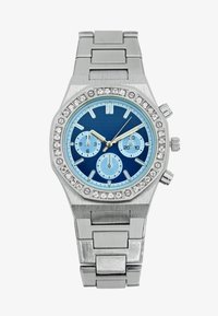 Reloj de acero inoxidable con caja octagonal, esfera azul, tres subesferas, marcadores plateados y acentos similares a diamantes alrededor del bisel.