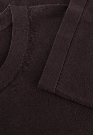 Donkerbruin gebreide stof met gevouwen mouw en halslijn van een kledingstuk, met nadruk op textuur en stikdetails.