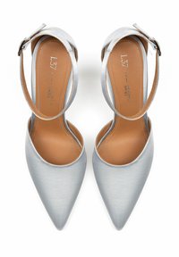 Spitze, graue Satin-High Heels mit Knöchelriemen und Leder-Innensohle. Mit einer glatten Textur und minimalen Nähdetails.