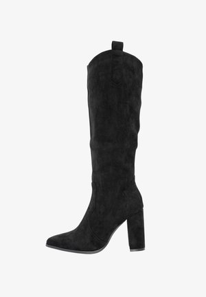 Stivale alto in suede nero con punta affusolata e tacco a blocco, caratterizzato da una silhouette strutturata e da una linguetta superiore. Texture liscia.