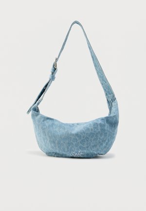 Borsa a spalla in denim azzurro chiaro con forma curva, tracolla regolabile e delicato motivo maculato. Presenta un dettaglio con il logo sul davanti.