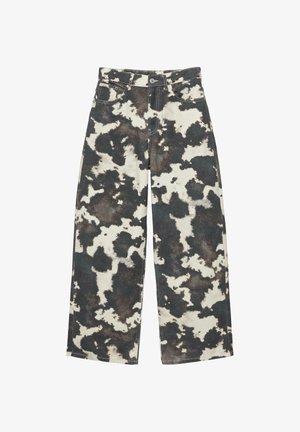 Blugi cu croială largă, cu imprimeu alb-negru în stil vacă, nasturi în față, fermoar și design cu cinci buzunare.