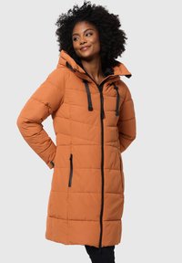 Oranje gewatteerde jas met een capuchon, voorzien van zwarte accenten, zijzakken met rits en een middellange lengte. Gevoerde gewatteerde patroon over de hele jas.
