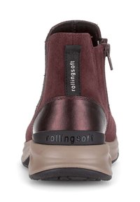Bordeaux suède enkellaars met een metalen hakaccent, ritssluiting en een beschermende hakkap met "rollingsoft" branding.