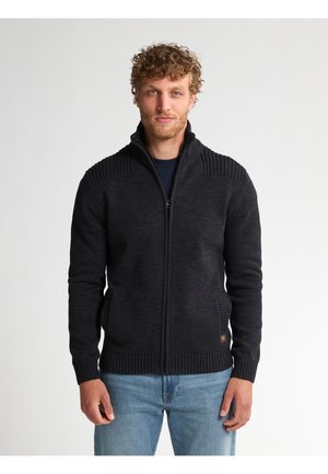 Cardigan zip-up de culoare gri închis, cu guler și mansete cusute, având o textură netedă și două buzunare laterale, purtat peste o cămașă albastră.
