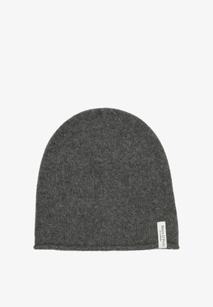 Bonnet gris en tricot avec une texture douce, sommet arrondi et une petite étiquette sur le côté. Design simple et polyvalent, adapté aux temps froids.