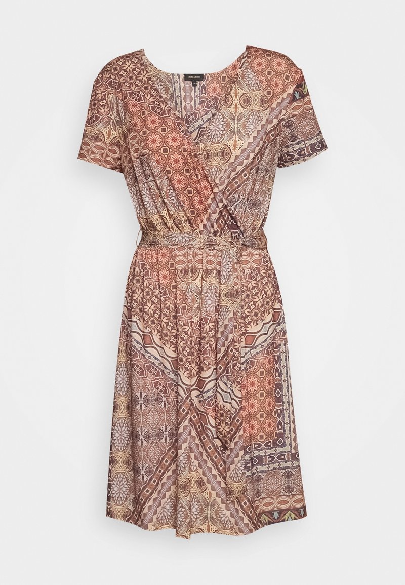 Robe portefeuille à manches courtes avec divers motifs aux tons terre. Caractérisée par une taille cintrée, une jupe fluide et un col arrondi. Texture de tissu lisse.