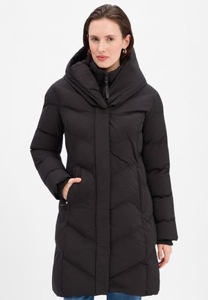 Sort dunjakke med høj hals, chevron-quiltet struktur, lange ærmer og sidelommer. Glat, let materiale.