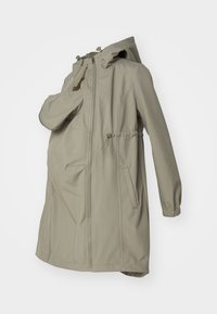 Long manteau de maternité beige avec capuche, fermeture éclair frontale, taille ajustable et une poche supplémentaire pour porter bébé.